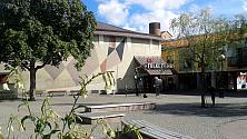 Årsta torg med Folkets Hus och Bio.