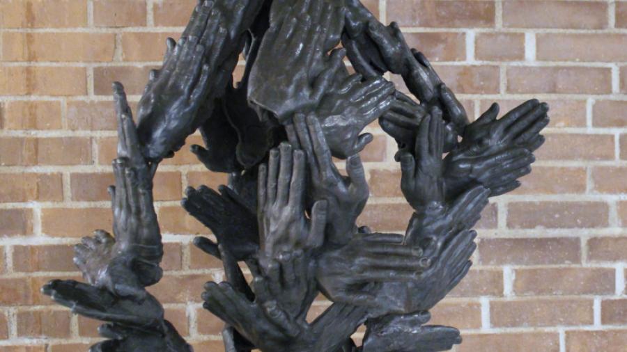 Skulpturen "Händer" i Årsta kyrka av Anna Stake, som även gjort skulpturen "Gestalter", som står på vår gårdsplan.